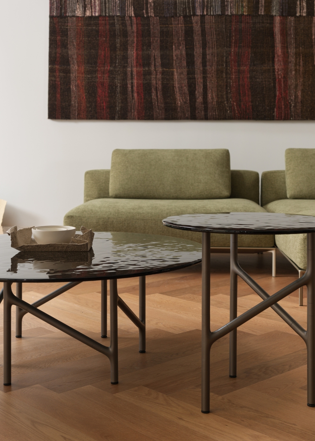 Showroom amueblado de forma moderna con parquet HARO marrón oscuro en espiga.