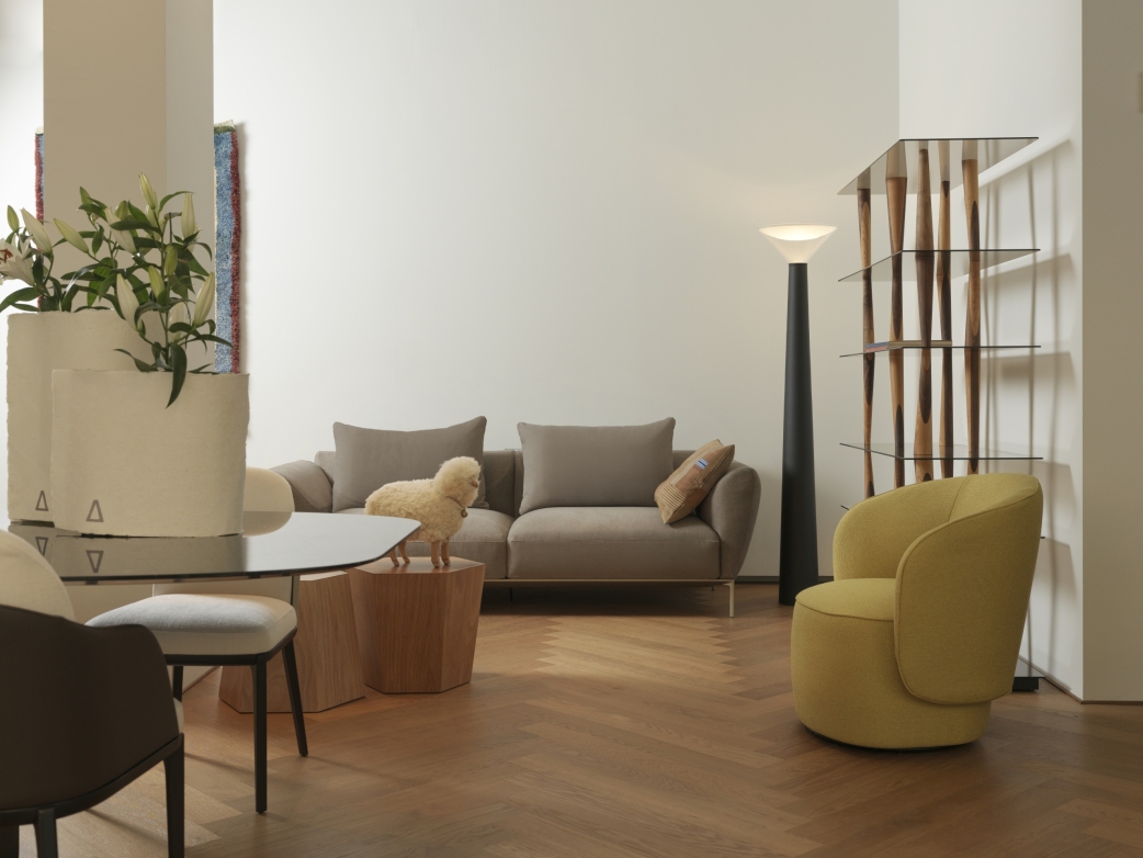 Habitación decorada cálidamente con parquet HARO marrón oscuro en espiga.