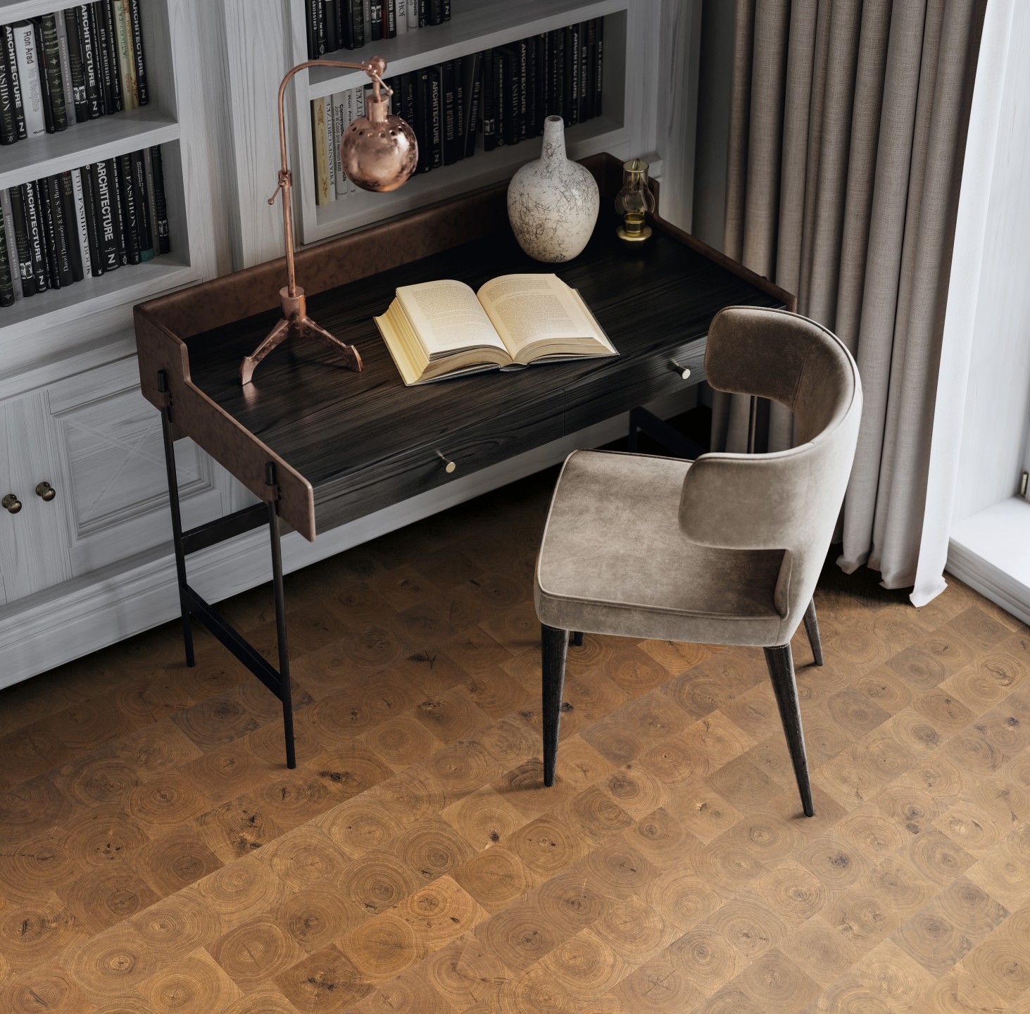 Vor einem Bücherregal steht ein altmodischer Schreibtisch, darunter liegt ein hellbrauner, hochwertiger Parkettboden aus der HARO Parkettmanufaktur.