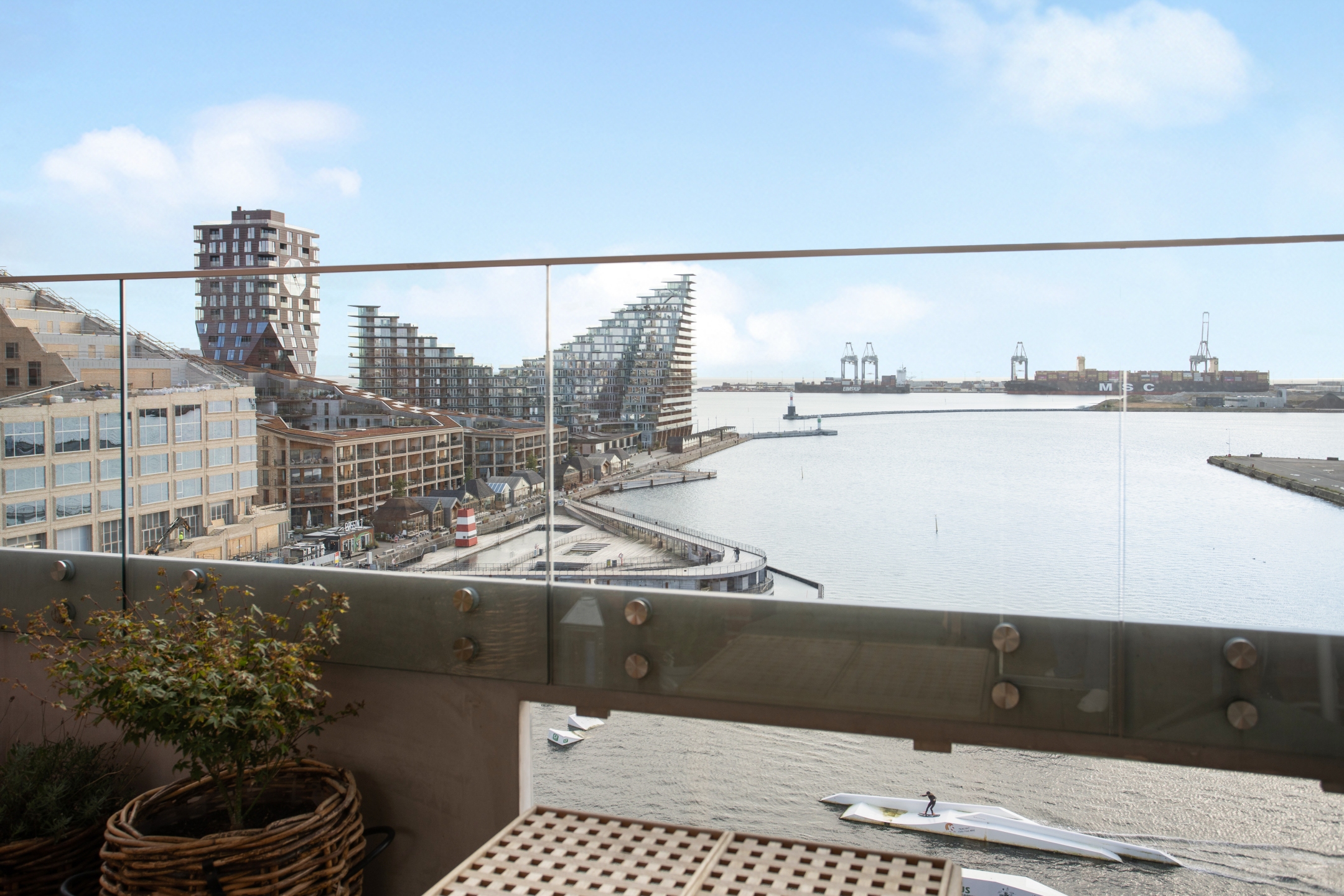 Udsigt fra altanen i en nybygget lejlighed med udsigt over havnen og udviklingsområdet i Danmark.