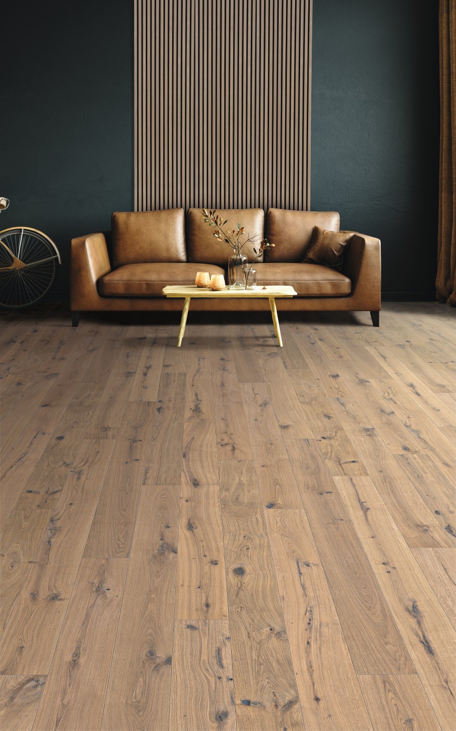 Braune Ledercouch auf braunem HARO Parkettboden, ergänzt durch passende HARO Akustikpanele an der Wand dahinter.