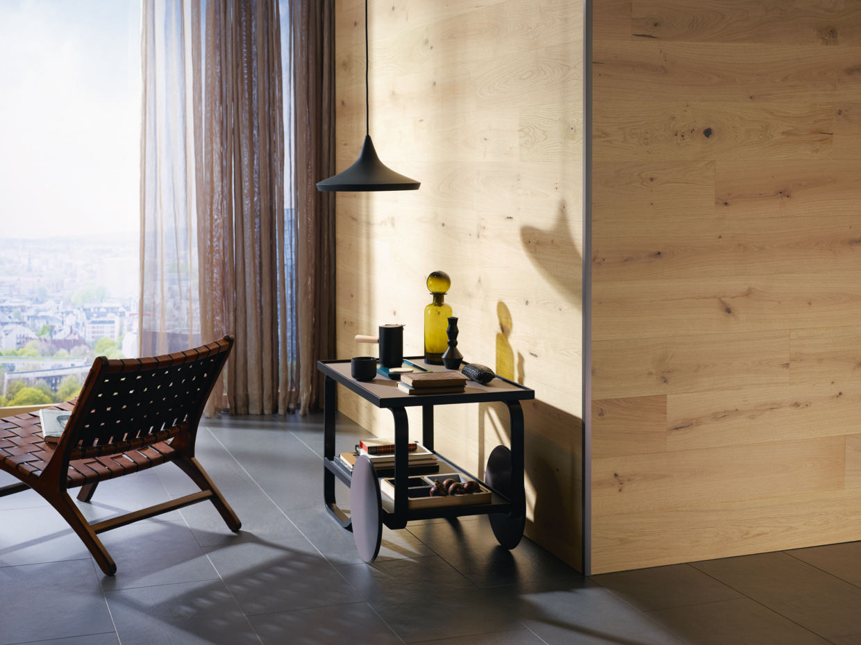 Raumecke mit an den Wänden verlegtem, hellem HARO Parkett für ein außergewöhnliches Raumdesign.