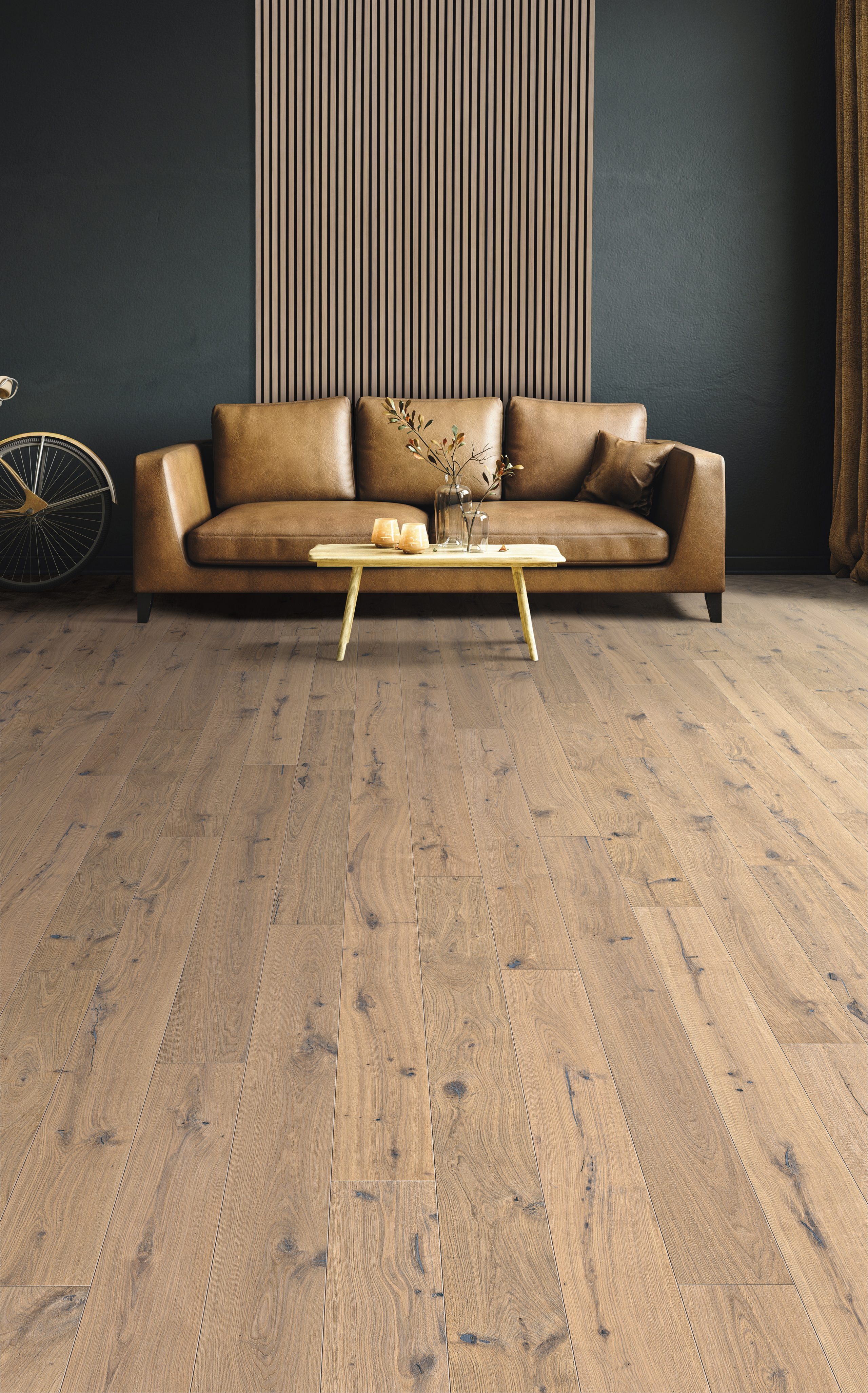 Braune Ledercouch auf braunem HARO Parkettboden, ergänzt durch passende HARO Akustikpanele an der Wand dahinter.