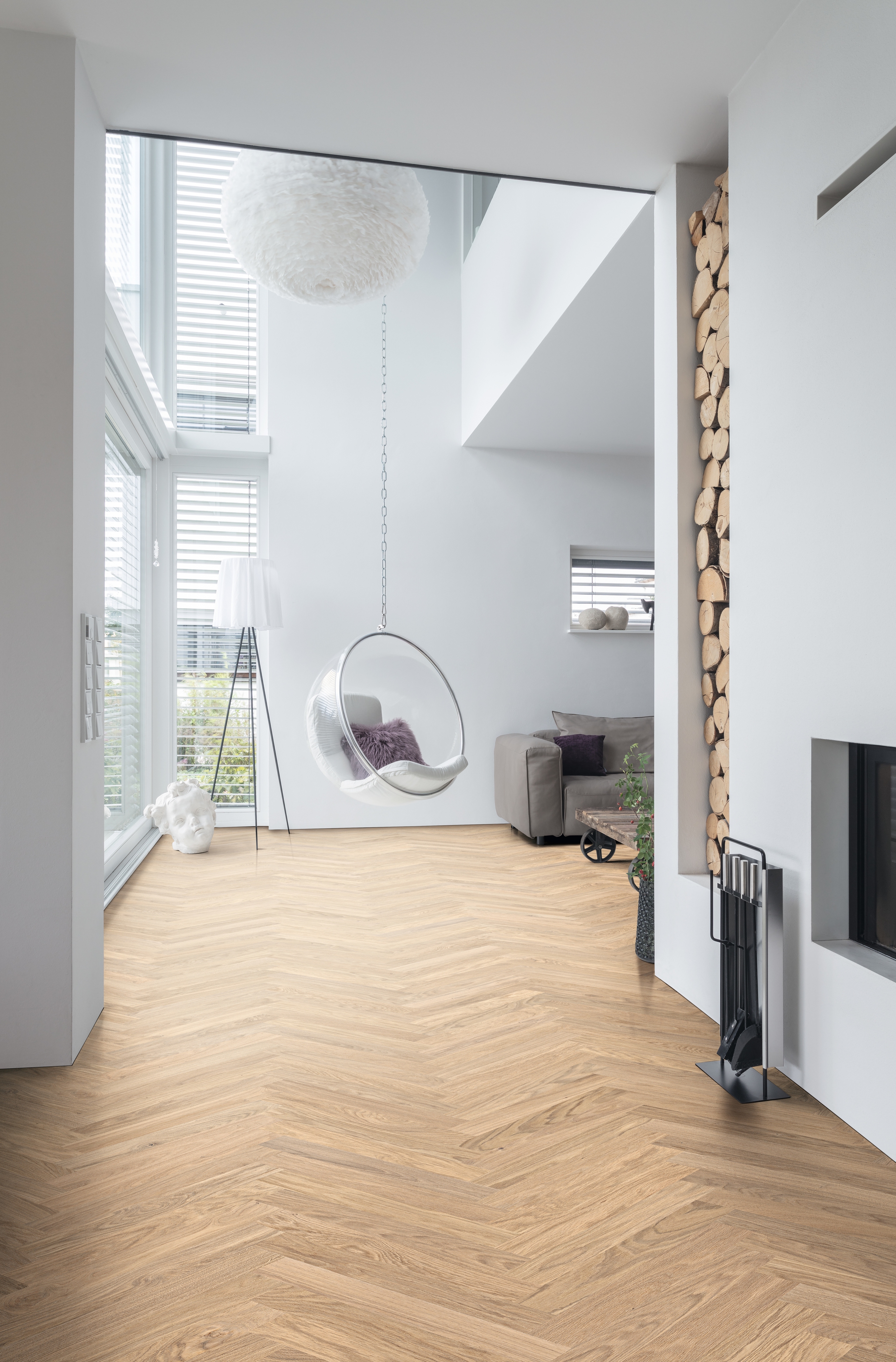 Lichtdurchfluteter Flur mit hellem Stab-Parkett der HARO parkettmanufaktur im eleganten Fischgrät-Muster – stilvolle Weite und zeitlose Ästhetik.