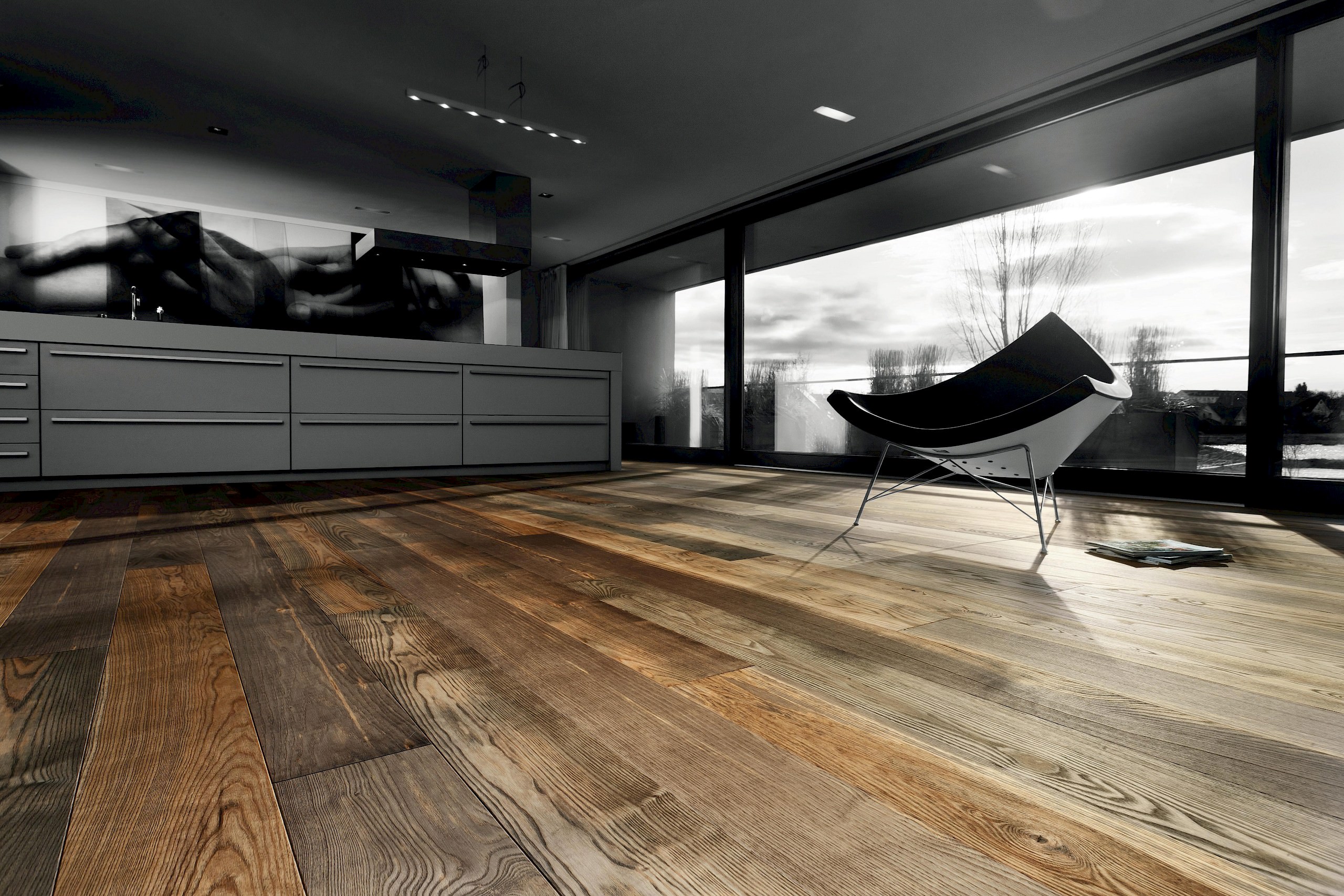 Großer, moderner Raum mit beeindruckender Fensterfront und hochwertigem Parkettboden der HARO parkettmanufaktur.