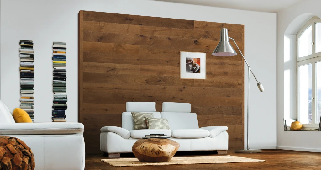 Salón luminoso con parquet HARO marrón instalado en la pared: diseño mural creativo con un toque acogedor para interiores modernos.