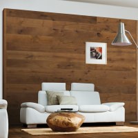 Salón luminoso con parquet HARO marrón instalado en la pared: diseño mural creativo con un toque acogedor para interiores modernos.