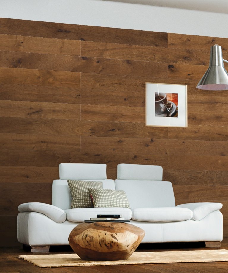 Salón luminoso con parquet HARO marrón instalado en la pared: diseño mural creativo con un toque acogedor para interiores modernos.