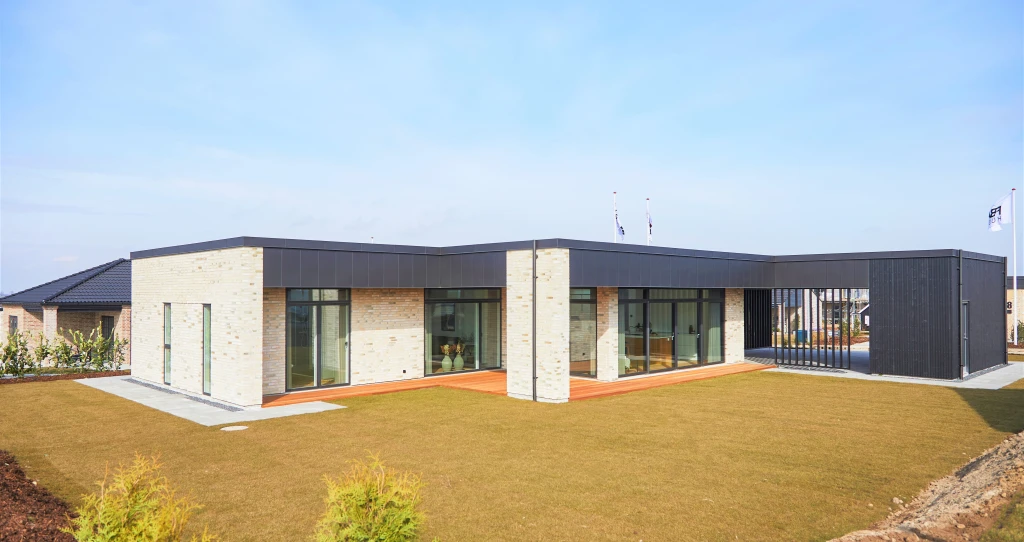 Bungalowen imponerer med sine store glasfronter og den lyse indgangshal.