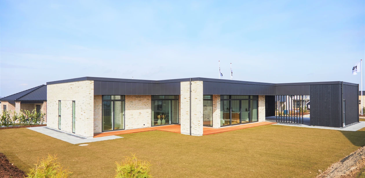 Bungalowen imponerer med sine store glasfronter og den lyse indgangshal.