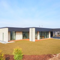 Bungalowen imponerer med sine store glasfronter og den lyse indgangshal.