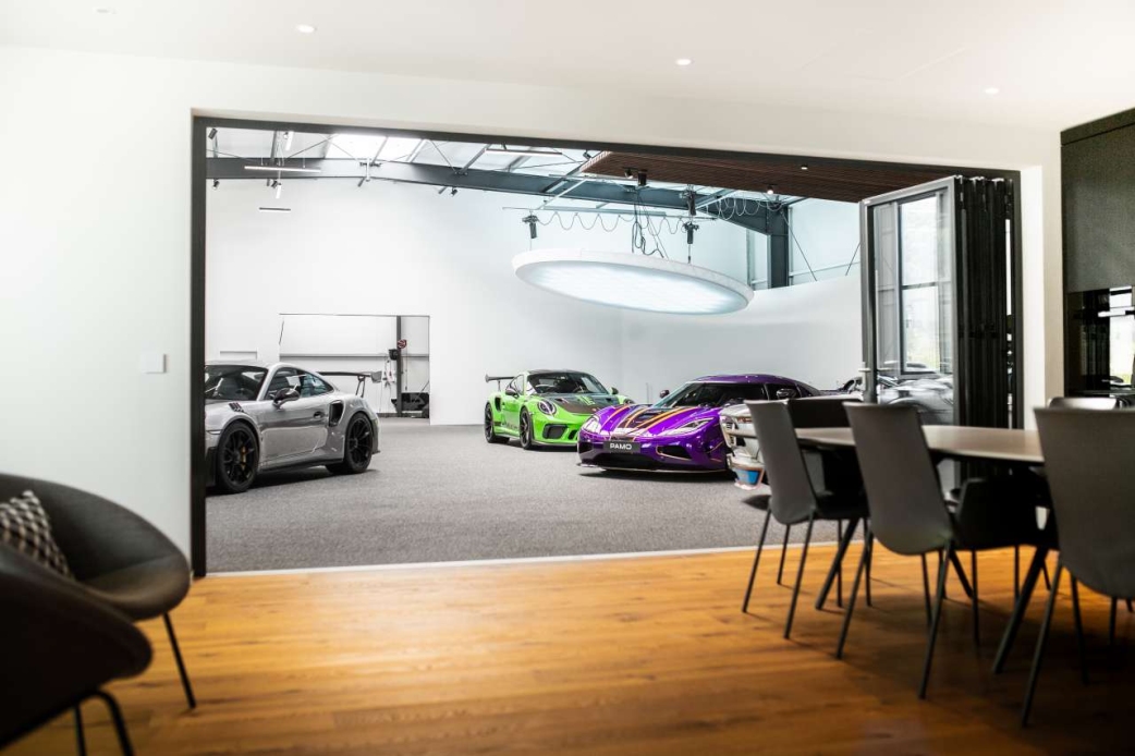 Cutting-edge high technology teams up with the radiance of real wood: Visitors can talk about sports cars to their heart’s content in this setting