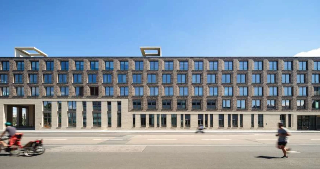 Facaden på Rheinkontor minder om de traditionelle kontorbygninger, der tidligere lå her.