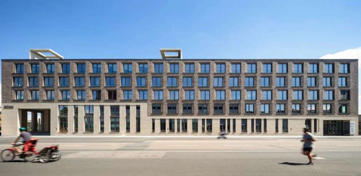 Facaden på Rheinkontor minder om de traditionelle kontorbygninger, der tidligere lå her.