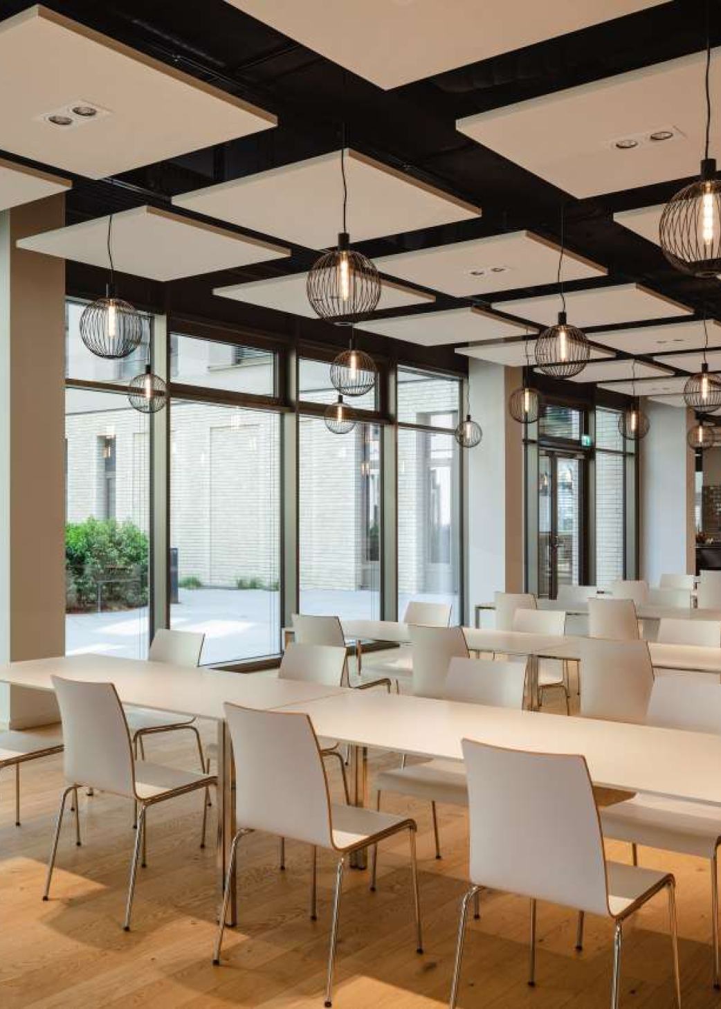 Kontorbygningens storslåede kantine virker pga. HAROs parketgulv som en elegant restaurant.