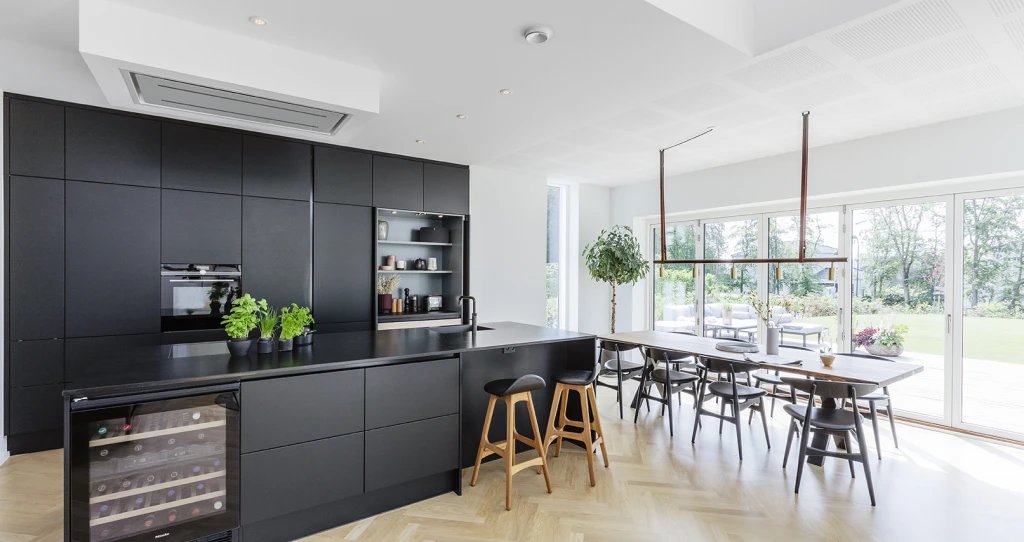 Sommerhusets stueetage er holdt i en åben stil; køkkenet, spisepladsen og stuen går over i hinanden.