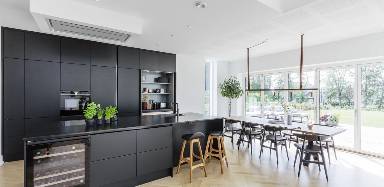 Sommerhusets stueetage er holdt i en åben stil; køkkenet, spisepladsen og stuen går over i hinanden.