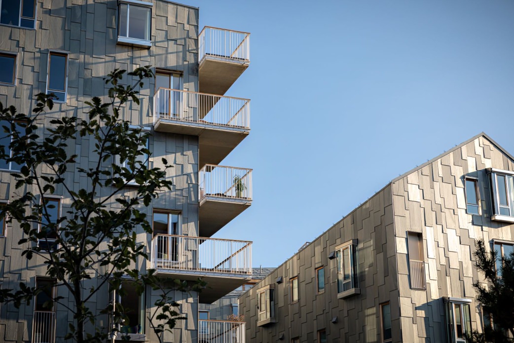 Das Wohnquartier Bispevika in Oslo besticht durch seine Fassaden und Dächer aus hellem Schiefer.