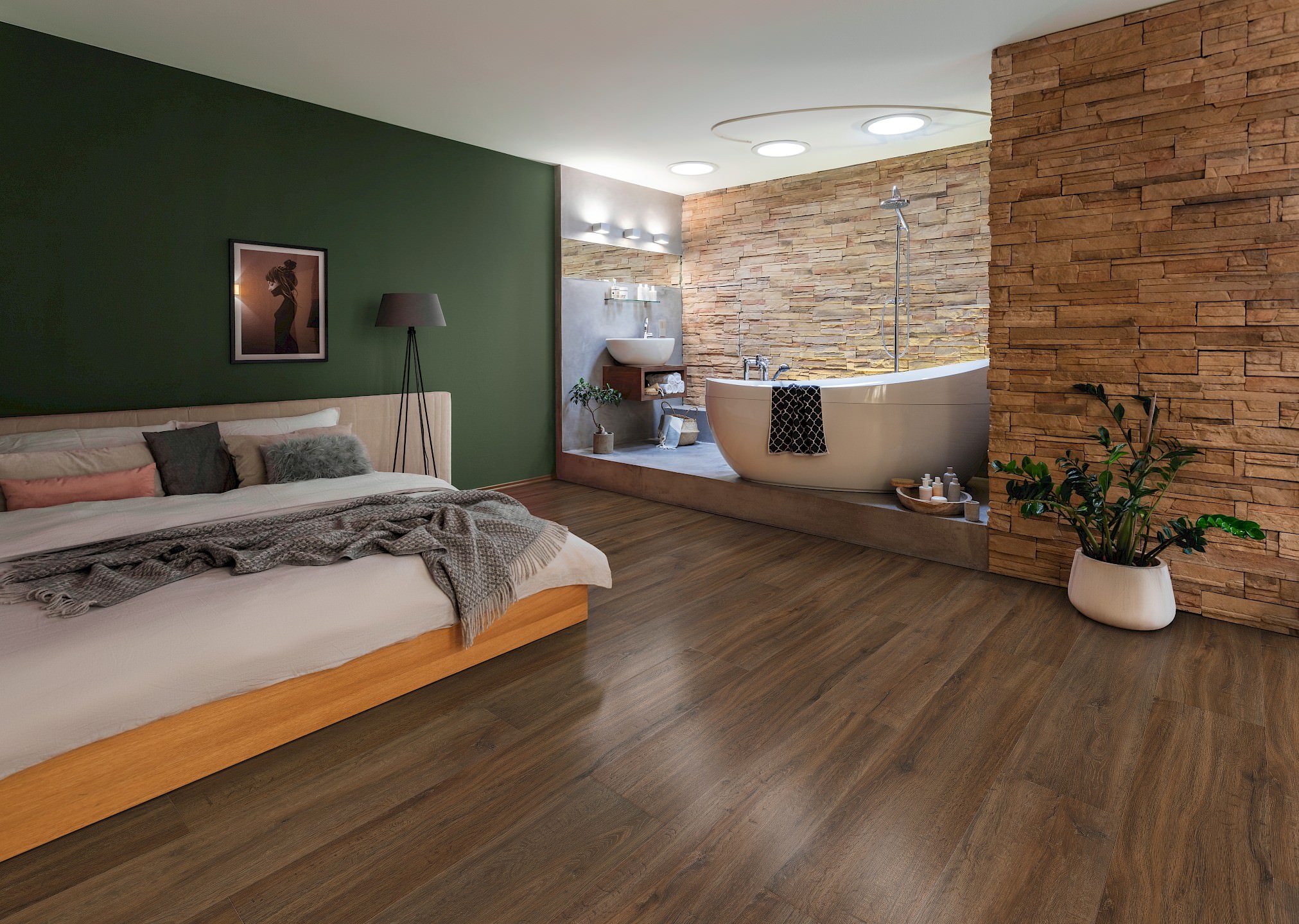 Dormitorio grande con suelo de diseño HARO marrón y bañera abierta. Las llamativas paredes de aspecto piedra aportan una atmósfera elegante y natural.