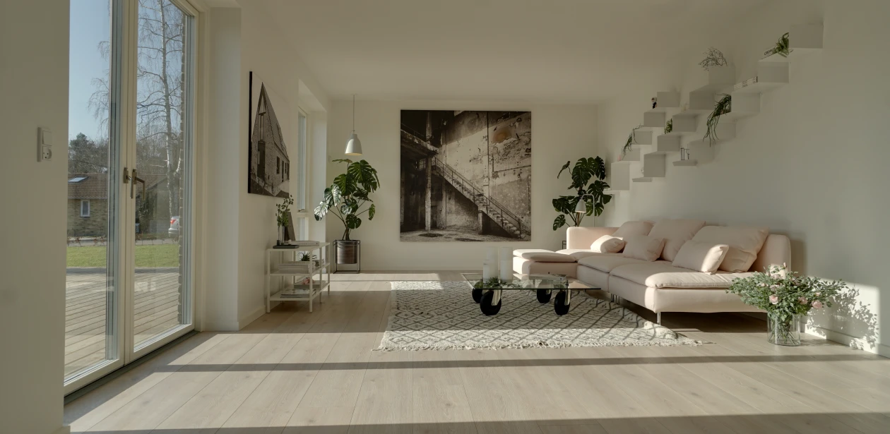 Das helle Eichendekor schafft einen fließenden Übergang vom Wohnzimmer auf die Terrasse.