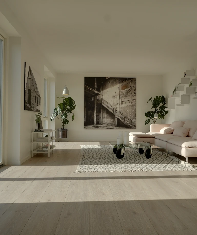 Das helle Eichendekor schafft einen fließenden Übergang vom Wohnzimmer auf die Terrasse.