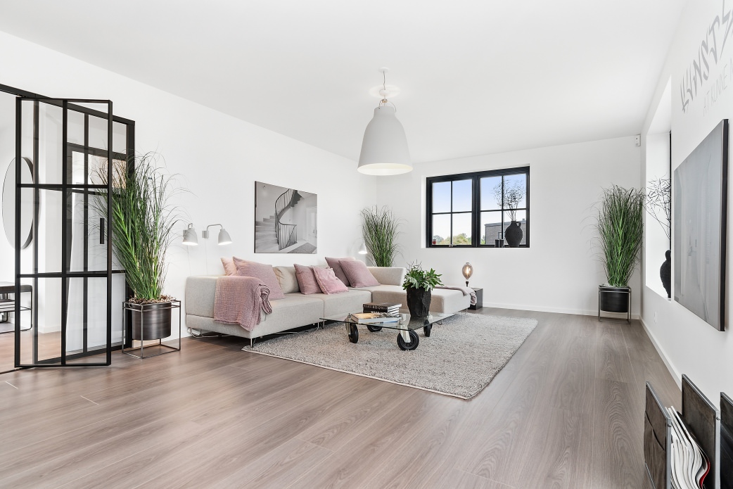 HARO laminatgulvet danner en flot kontrast til de sorte dør og vindueselementer.