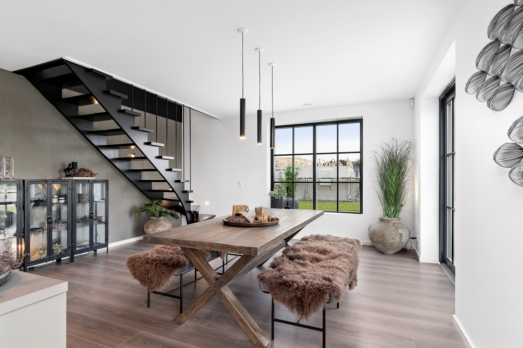 Den store spisestue virker utrolig hyggelig med det mørke inventar og gulvets levende mønster.