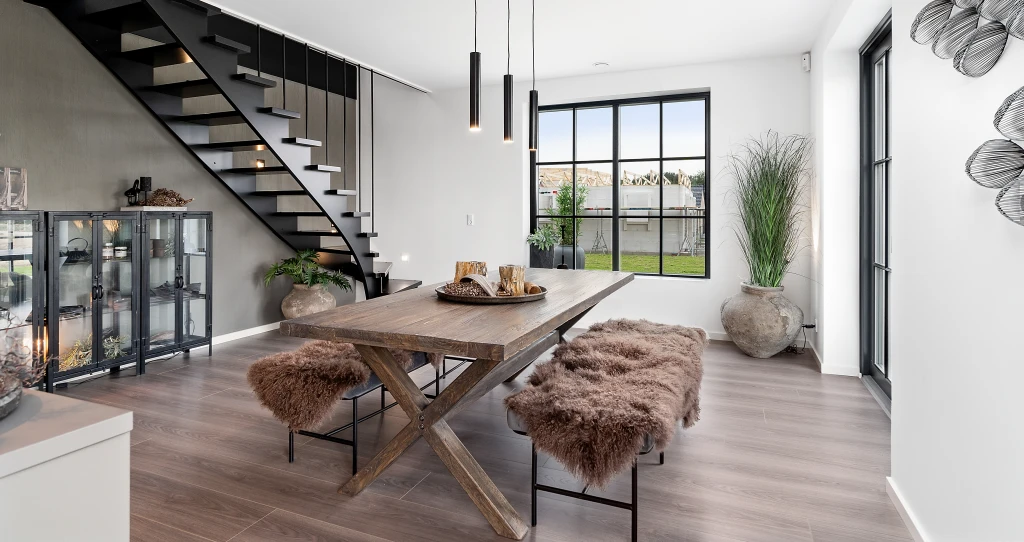 Den store spisestue virker utrolig hyggelig med det mørke inventar og gulvets levende mønster.