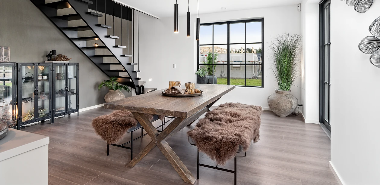 Den store spisestue virker utrolig hyggelig med det mørke inventar og gulvets levende mønster.