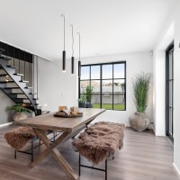 Den store spisestue virker utrolig hyggelig med det mørke inventar og gulvets levende mønster.