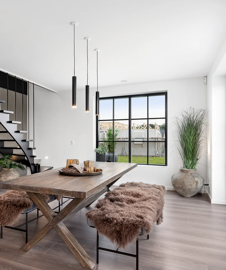 Den store spisestue virker utrolig hyggelig med det mørke inventar og gulvets levende mønster.