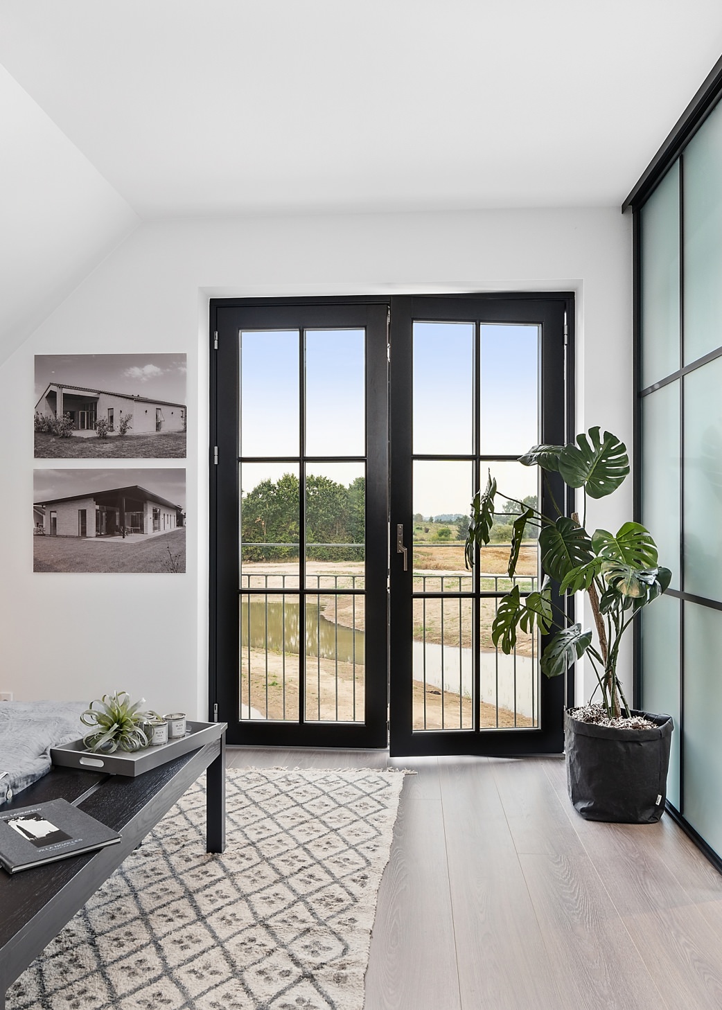 Ved lægning af de store planker i vinduets retning får soveværelset dybde og virker større.