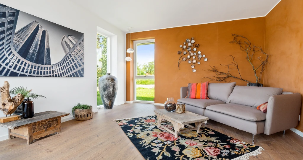 Det markante egemønster harmonerer både med den kraftige vægfarve og med den hvide endevæg.