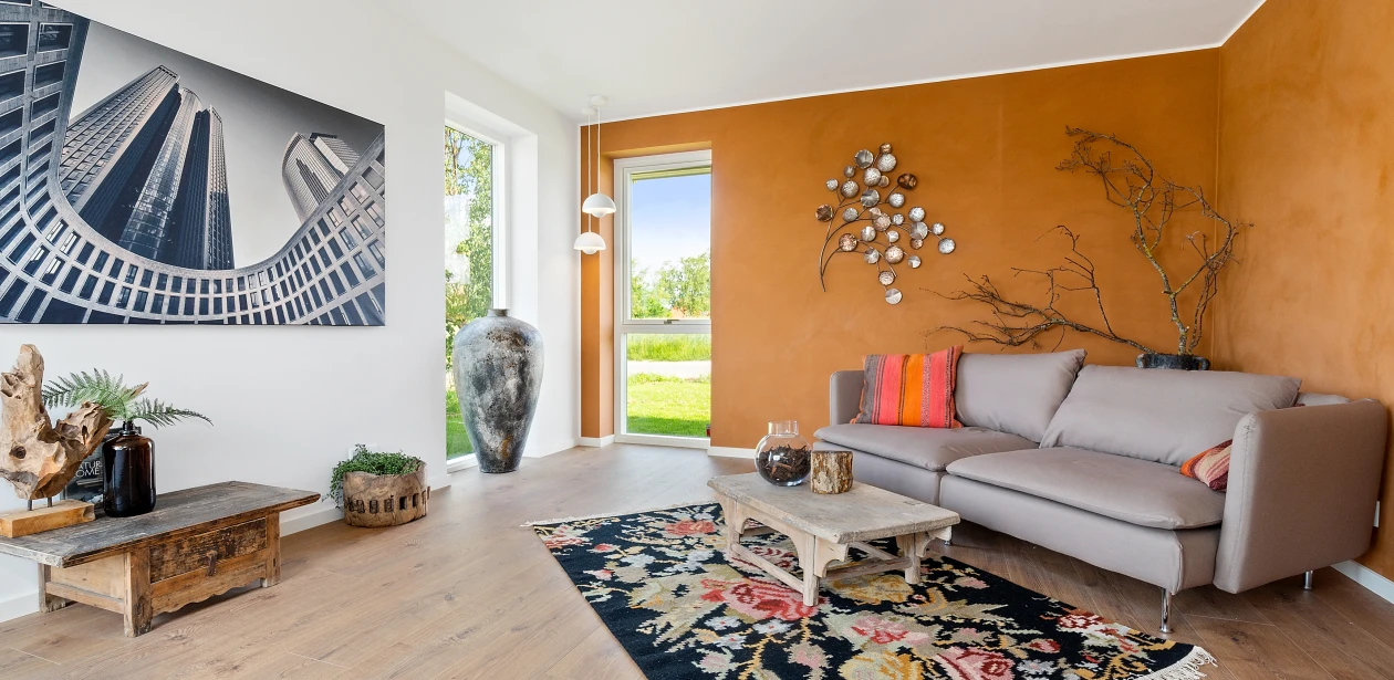 Det markante egemønster harmonerer både med den kraftige vægfarve og med den hvide endevæg.