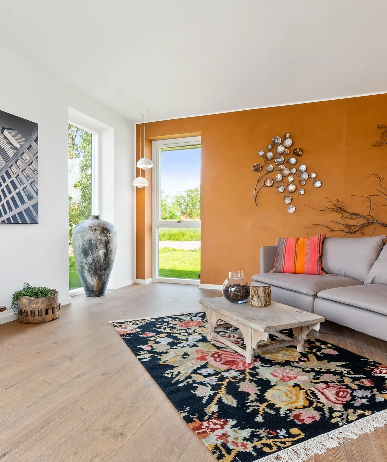 Det markante egemønster harmonerer både med den kraftige vægfarve og med den hvide endevæg.