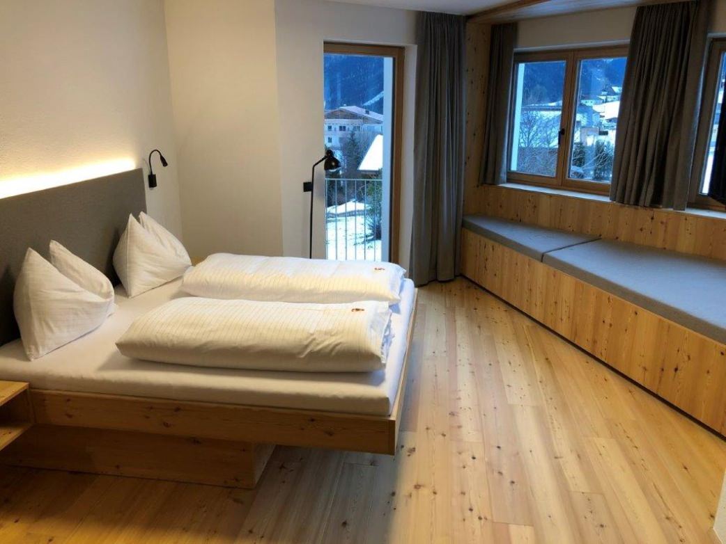 Die Zimmer bieten großartige Ausblicke und ausschließlich naturnahe Materialen für größten Wohnkomfort.