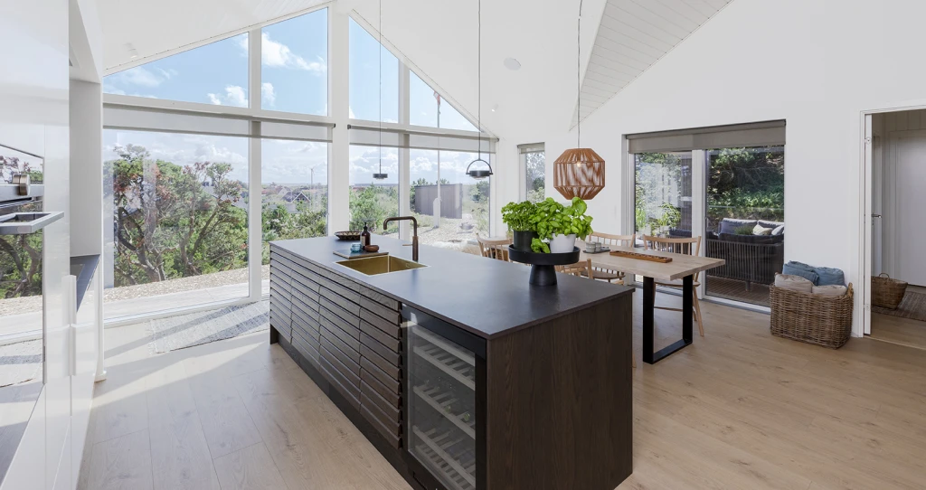 Den store køkkenø i det lyse rum indeholder håndvasken; til dette arbejdsområde er et HARO laminatgulv det perfekte valg.