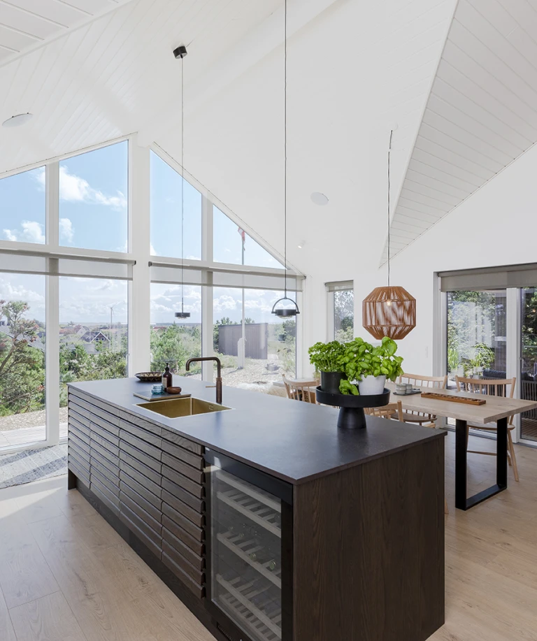 Den store køkkenø i det lyse rum indeholder håndvasken; til dette arbejdsområde er et HARO laminatgulv det perfekte valg.