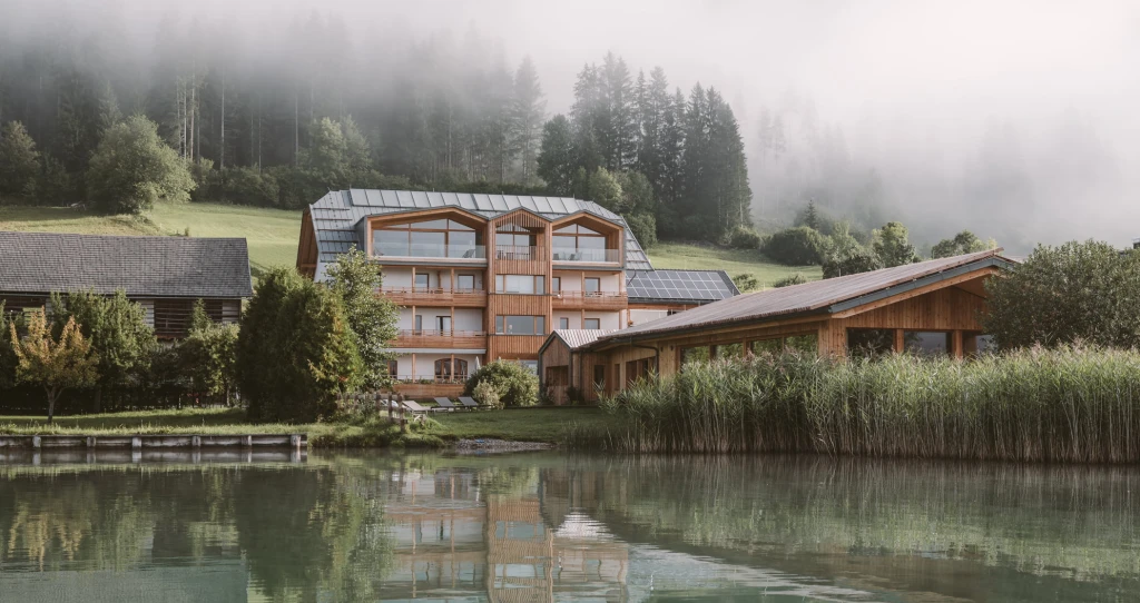 Neusacherhofs idylliske placering lige ved bredden af Weissensee gør et ophold til en uforglemmelig oplevelse.