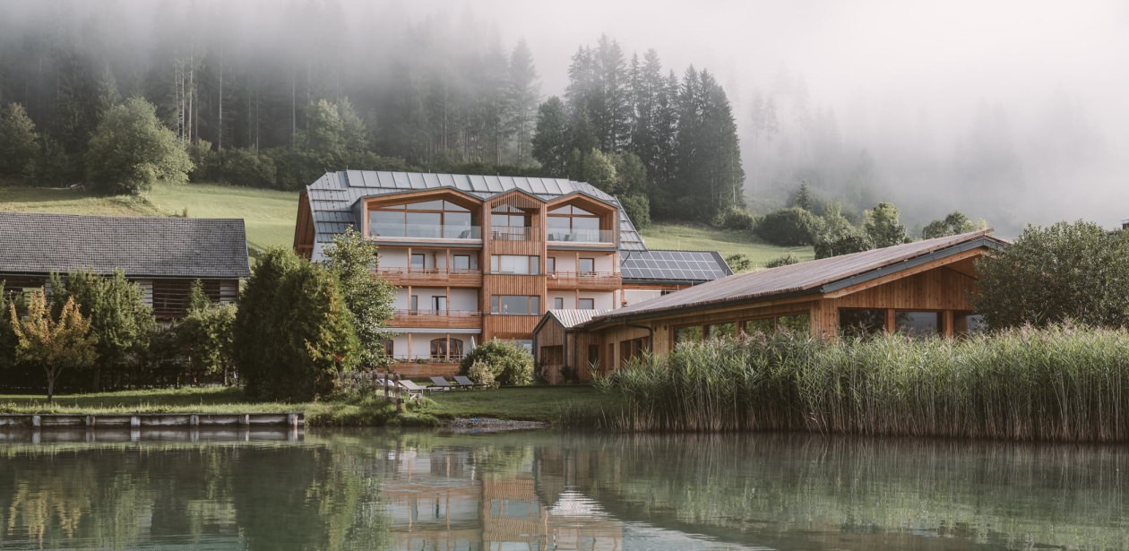 Neusacherhofs idylliske placering lige ved bredden af Weissensee gør et ophold til en uforglemmelig oplevelse.