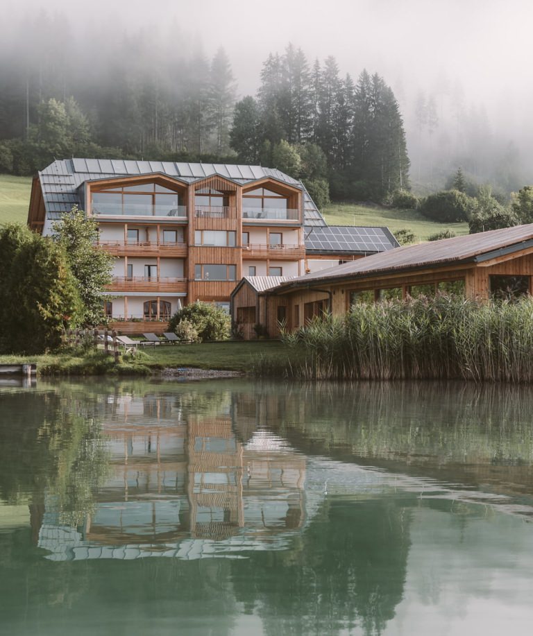 Neusacherhofs idylliske placering lige ved bredden af Weissensee gør et ophold til en uforglemmelig oplevelse.