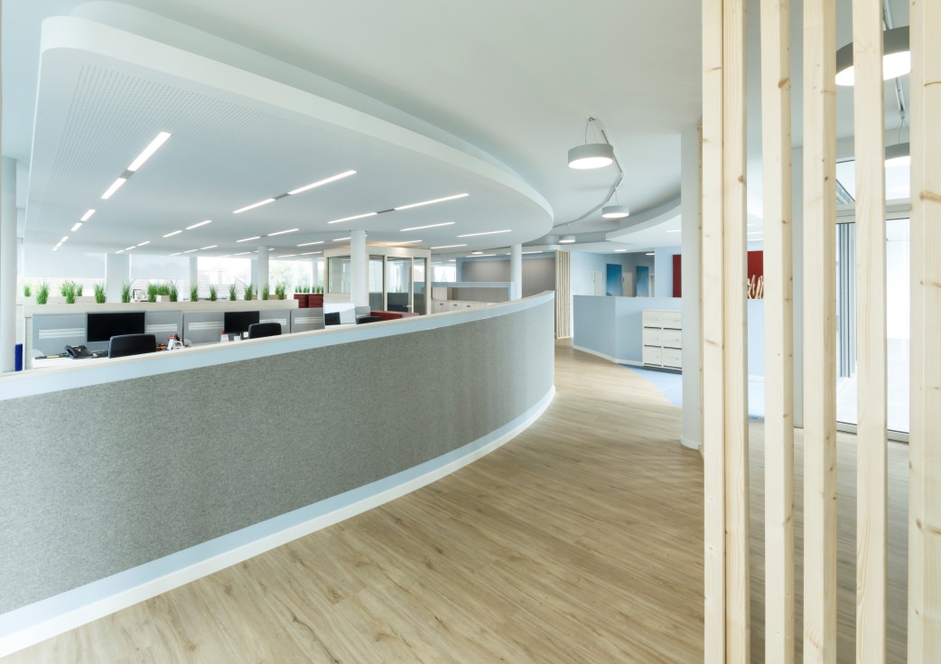 Lichtdurchflutete Räume sorgen für eine angenehme Arbeitsatmosphäre im Open-Space Büro