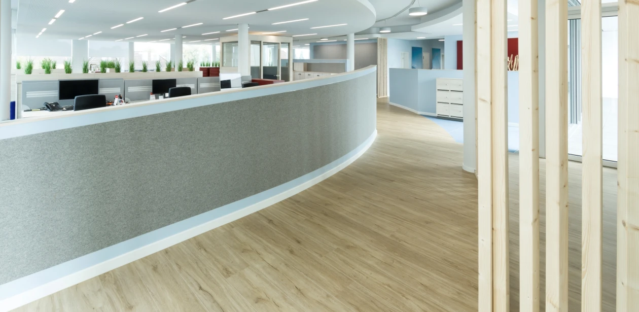 Lichtdurchflutete Räume sorgen für eine angenehme Arbeitsatmosphäre im Open-Space Büro