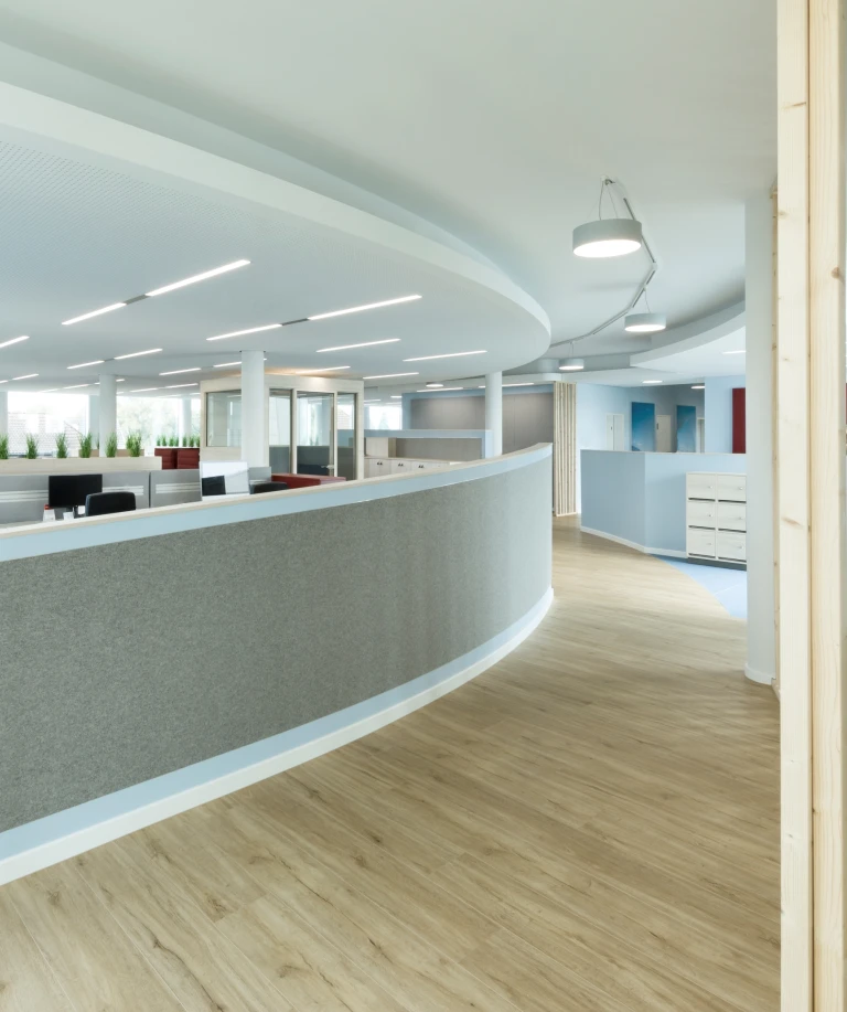 Lichtdurchflutete Räume sorgen für eine angenehme Arbeitsatmosphäre im Open-Space Büro