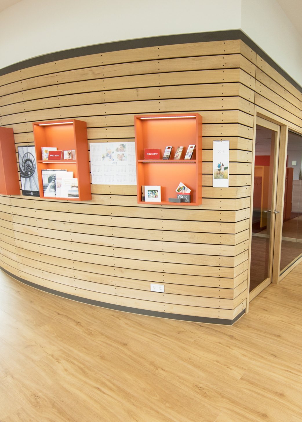 Im CEWE Neubau gibt es Räume für unterschiedliche Anforderungen: Arbeitsplätze, Treffpunkte und Denkräume