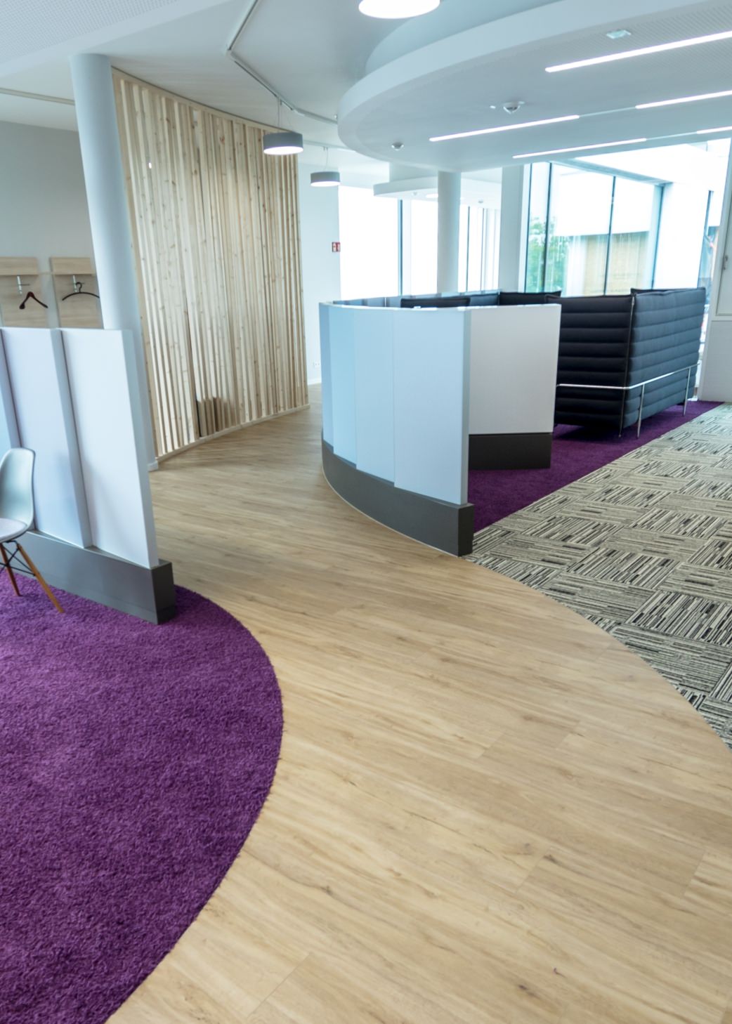 Der spannende Mix aus DISANO by HARO und Teppichboden schafft verschiedene Arbeitsinseln im offenen Büro für 170 Mitarbeiter