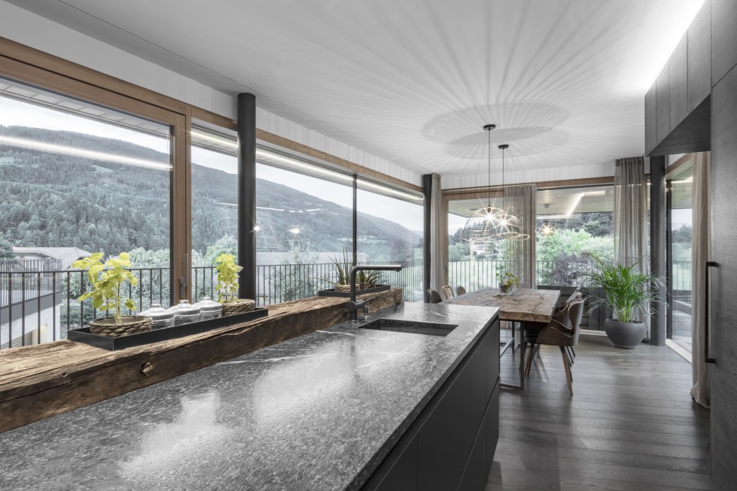 Die drei Ebenen des Hauses sind großteils mit HARO Landhausdiele Eiche earth ausgestattet