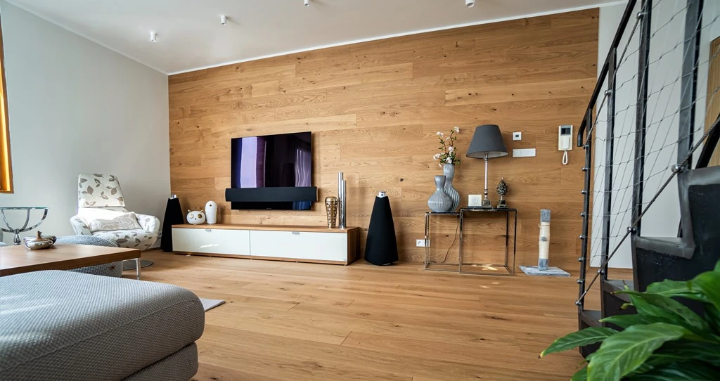 Der moderne Wohnstil erzeugt in Kombination mit HARO Parkett für Boden und Wand einen besonders harmonisch wirkenden Gesamteindruck.