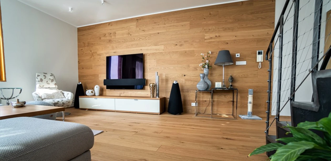 Der moderne Wohnstil erzeugt in Kombination mit HARO Parkett für Boden und Wand einen besonders harmonisch wirkenden Gesamteindruck.