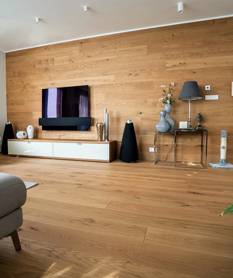 Der moderne Wohnstil erzeugt in Kombination mit HARO Parkett für Boden und Wand einen besonders harmonisch wirkenden Gesamteindruck.